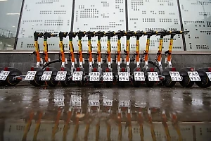 Москвичей предупредили, что электросамокат может притягивать молнии в дождь