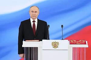 Одноклассник раскрыл, почему Путин поцеловал Пахмутову и пожал руку Рошалю