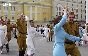 В российских городах прошла акция "Вальс Победы"