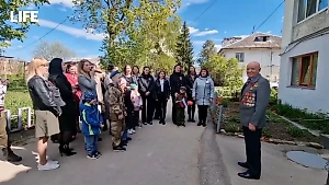 Волонтёры и творческие коллективы песнями поздравили ветеранов прямо в их дворах