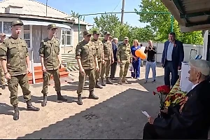 В День Победы российские военные выступили с концертом для ветерана ВОВ в ЛНР