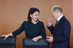 СМИ узнали, какая чёрная кошка пробежала между Шольцем и Бербок из-за России