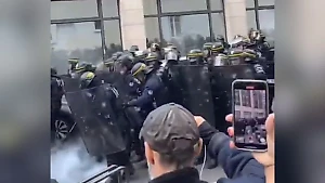 В Париже толпы митингующих вышли против правой партии "Национальное объединение"