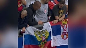 Фанаты вывесили несколько российских триколоров на матче сборных Англии и Сербии
