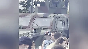 "Пернатый беспилотник" "атаковал" украинский БТР на выставке трофейной техники в Москве