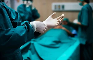 Сибиряк обвинил "самоуверенного" анестезиолога в смерти жены после наркоза