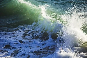 Эксперт по выживанию объяснил, как спастись, если унесло в море во время шторма