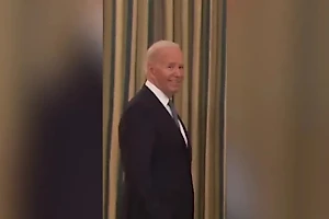 Зловещая ухмылка Байдена после вопроса о Трампе вызвала скандал в США