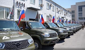 Певица Мара, боксёр Лебедев и Народный фронт передали бойцам 50 УАЗов в особой комплектации