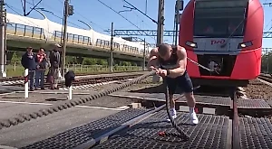 Российский атлет-экстремал Денис Вовк сдвинул "Ласточку" весом 300 тонн