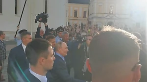 Толпа встретила Путина у Троице-Сергиевой лавры криками "Спасибо вам!"