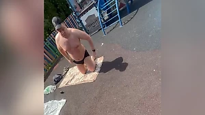 Голый неадекват в стрингах напал на москвичку на глазах у её детей