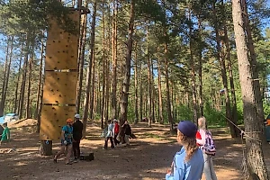 Школьница сорвалась со скалодрома и сломала позвоночник на турсборах в Ленобласти