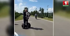 Умка в роли штурмана: Лукашенко устроил лихие "покатушки" на сегвее