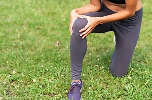 Реабилитолог рассказал про 4 лучших упражнения при боли в коленях