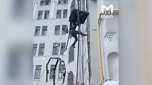 Шахта лифта обрушилась при ремонте дома в центре Москвы, есть пострадавший