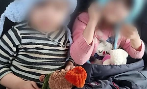 В Томске горе-мать бросила двух полуголых детей на улице