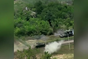 Дуэль российского БТР и БМП Bradley под Авдеевкой попала на видео