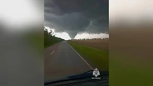 Мощный смерч посносил машины и ЛЭП в Башкирии и атаковал Челябинскую область