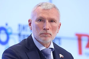 Кстати, происходит всё по одному и тому же сценарию, как было, к примеру, и с Кеннеди, — покушение на политика, которого иначе не остановить. А потом стрелявший застрелен — и концы в воду. Вполне американская традиция. Тем более что до съезда Республиканской партии, где Трампа должны будут официально выдвинуть кандидатом, остались считаные дни. И случись всё после — наследником стал бы кандидат в вице-президенты.