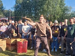 На Урале выбрали чемпиона по метанию коровьих лепёшек