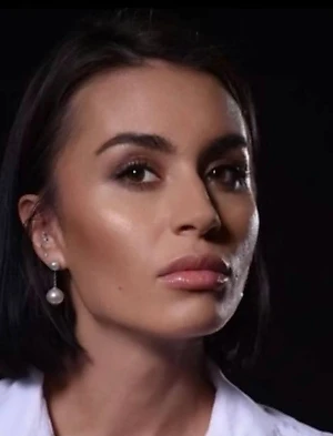 Методы лечения при онкологическом заболевании зависят от вида опухоли и от стадии заболевания. Истощённым и болезненным человек выглядит, как правило, на последних стадиях. Имеет значение, какая химиотерапия назначена и какое количество курсов. Бывает, что в комплекс лечения входит не только химиотерапия, но и оперативное вмешательство, и лучевая терапия, что тоже отнимает силы и ресурс человека. Пациент теряет в весе — отчего и выглядит истощённым. Часто мы можем наблюдать, что болезнь и лечение незначительно сказываются на весе и волосах.