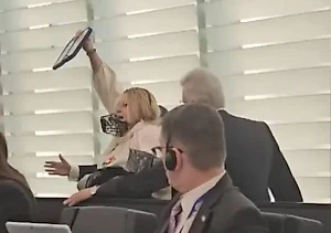 Смелого депутата ЕП вывели из зала после громкой критики фон дер Ляйен