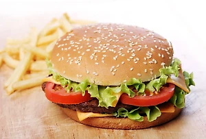 В России могут появиться ГОСТы на бургеры, суши и другой фастфуд 