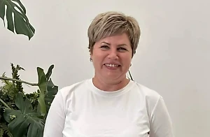 Я также настоятельно рекомендую использовать костную муку при приготовлении компоста — 200 граммов на 1 кв. метр каждого слоя — ведь в компосте, который состоит только из остатков растений, мало фосфора и калия. Добавка костной муки сделает компост полноценным органическим удобрением.