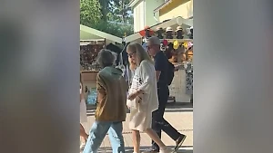 Врач объяснил, из-за чего Пугачёву "скрючило" в Юрмале