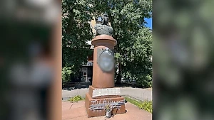 В Днепропетровске неизвестные разрисовали памятник советскому лётчику Брандысу