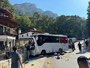 В Турции туристический автобус влетел в стену дома, есть погибшие