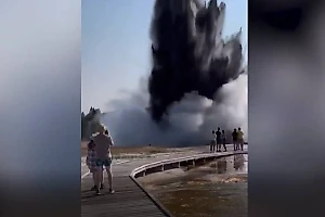 В парке Йеллоустоун в США внезапно началось извержение гейзера