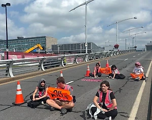 Экоактивисты приклеили себя к взлётно-посадочной полосе в аэропорту Франкфурта