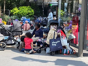 Сотни бездомных вышли на протесты в Париже из-за попытки выселить их перед Олимпиадой