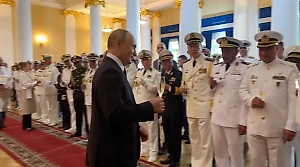 Путин поднял тост за флот и успокоил разбившего бокал моряка: "На счастье!"