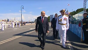 Путин поприветствовал на параде ВМФ экипажи боевых кораблей Алжира, Индии и КНР