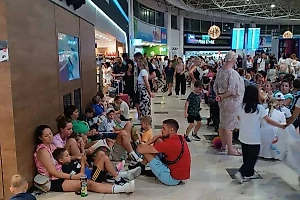 Life.ru снял обстановку в турецком аэропорту, где застряли сотни россиян