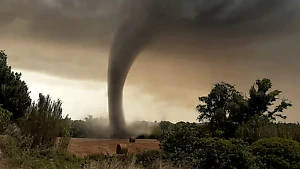 Жителей юга России предупредили об опасных смерчах, выходящих из воды на сушу