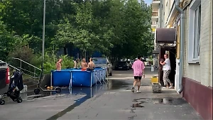 Каркасный бассейн в московском дворе стал яблоком раздора между жильцами