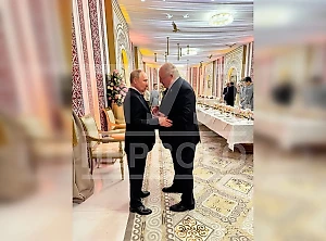Путин и Лукашенко "на ногах" перекинулись парой фраз на неформальном ужине ШОС