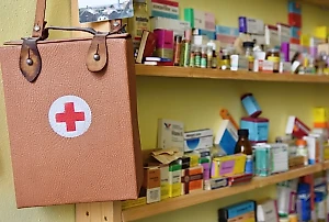 Роструд разъяснил правила работы в жару, а фармацевт раскрыла, что должно быть в офисной аптечке