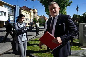 Премьер Словакии впервые вышел в свет после покушения и заговорил про поездку в РФ