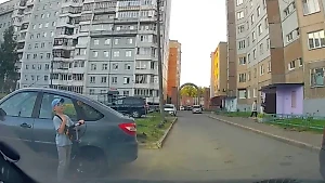 Мальчик перекрестился перед чуть не сбившим его водителем и довёл россиян до истерики