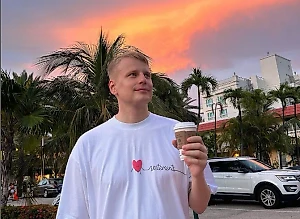 Комика Славу Комиссаренко официально обвинили в оскорблениях Лукашенко