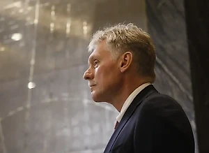 Песков рассказал, кто из уехавших за рубеж должен там и остаться