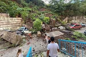 Момент эпичного обрушения подпорной стены на машины в Приморье попал на видео