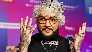 Киркоров при помощи 12 рук с трудом влез в сапог перед концертом 