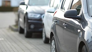 Автомобилистам рассказали о рисках парковки на бордюре