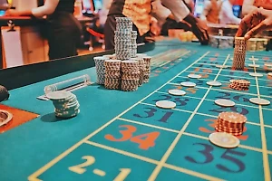 Бывшая крупье рассказала, что она терпела от проигравших большие деньги клиентов казино